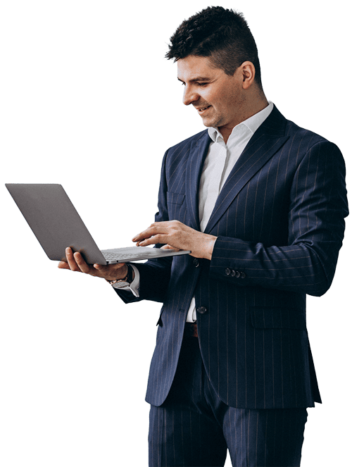 Hombre mirando su computadora, feliz por la seguridad de su computadora